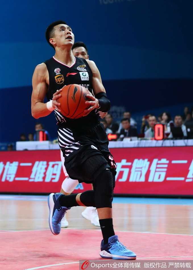 金陵英雄传:同曦铁骑斩落辽宁,郭一飞单节神射定乾坤 “台北勒布朗”周仪翔外线持球,眼神坚定,手起刀落命中关键三分,吹响了球队反击的号角。