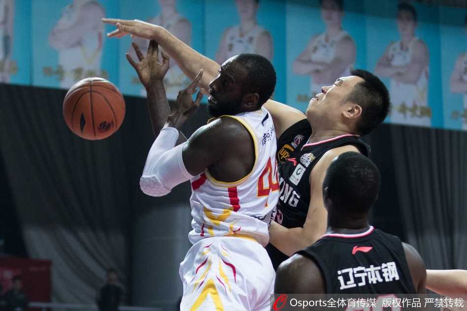 金陵英雄传:同曦铁骑斩落辽宁,郭一飞单节神射定乾坤 同曦核心琼斯在辽宁队多人包夹防守下,如穿花蝴蝶般突破上篮,全场砍下38分10助攻的豪华数据。