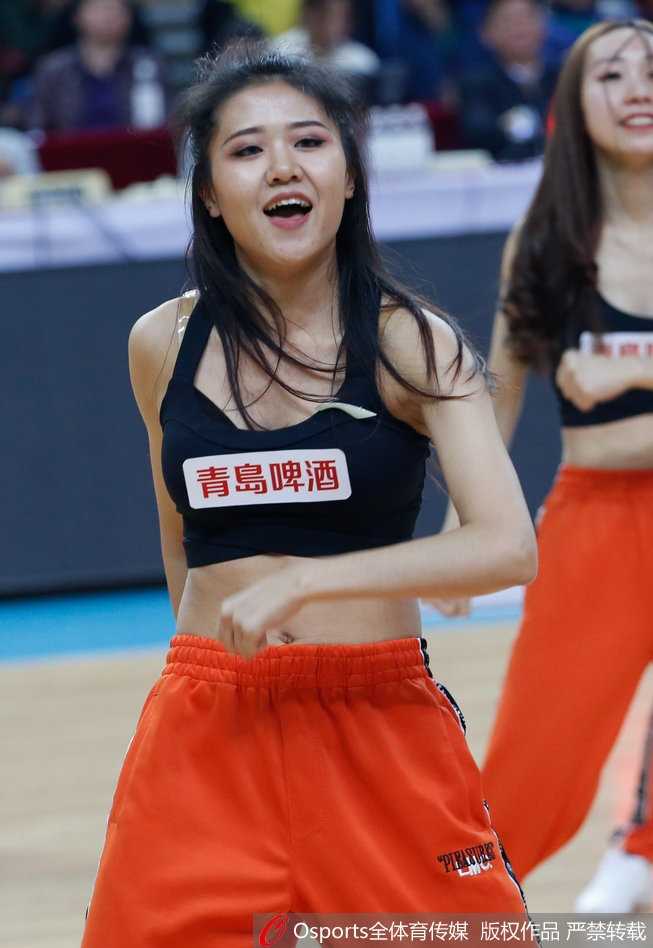 金陵赛场上的烈焰:南京篮球宝贝的力与美之歌 特写镜头下,这位宝贝的侧颜轮廓分明,飞扬的发丝下眼神专注而深情,她在用舞蹈诉说着对这片赛场最深沉的爱