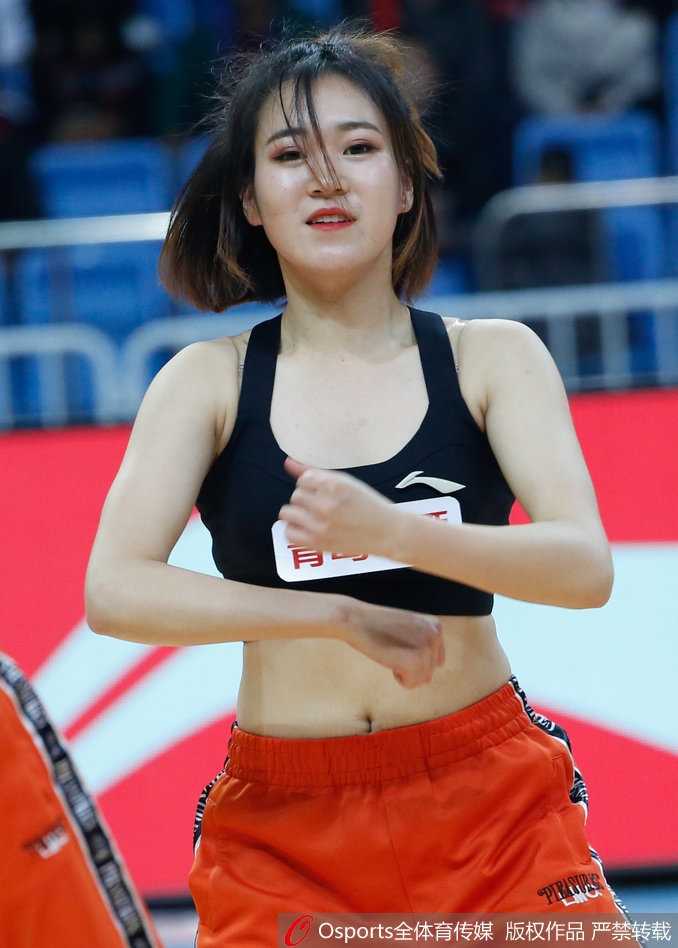 金陵赛场上的烈焰:南京篮球宝贝的力与美之歌 随着音乐的最后一个鼓点,宝贝们摆出结束造型,高举的手臂和自信的笑容凝固了时间,这一刻她们是当之无愧的舞台女王