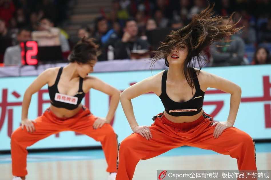 金陵赛场上的烈焰:南京篮球宝贝的力与美之歌 表演中,宝贝们队形变换错落有致,手中的花球如同夜空中绽放的礼花,与看台上球迷的呐喊声交相辉映