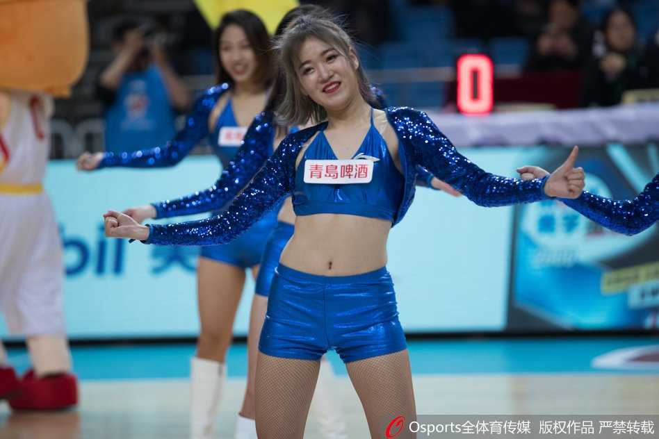 金陵赛场上的烈焰:同曦篮球宝贝与CBA第16轮的激情碰撞 群舞时刻,宝贝们一字排开,高抬腿动作整齐划一,短裙飞扬间露出修长美腿,她们用极具视觉冲击力的阵型将体育馆变成了热舞派对现场。