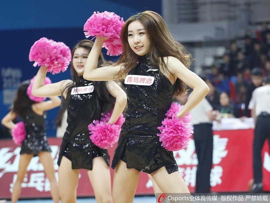 金陵赛场上的烈焰:同曦篮球宝贝与CBA第16轮的激情碰撞 赛后,宝贝们聚在一起合影留念,她们额头挂着汗珠,但笑容依旧甜美,身后是渐渐散场的观众席,这群火辣的身影成为了这个CBA夜晚最温柔的注脚。