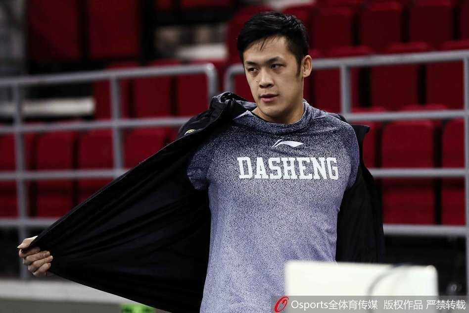 金陵风暴前夕 同曦诸将秣马厉兵静候京城德比 同曦男篮的将士们正围绕在助理教练身旁,神情专注地聆听战术板上画出的攻防线路,每一道线条都像是通往胜利的密匙。