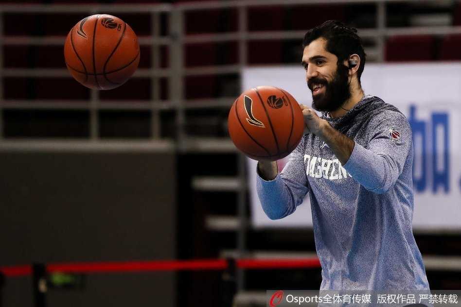 金陵风暴前夕 同曦诸将秣马厉兵静候京城德比 训练场上,球员们正进行着高强度的战术演练,篮球击打地面的声音和球鞋摩擦地板的尖锐声,交织成一曲战斗的序曲。