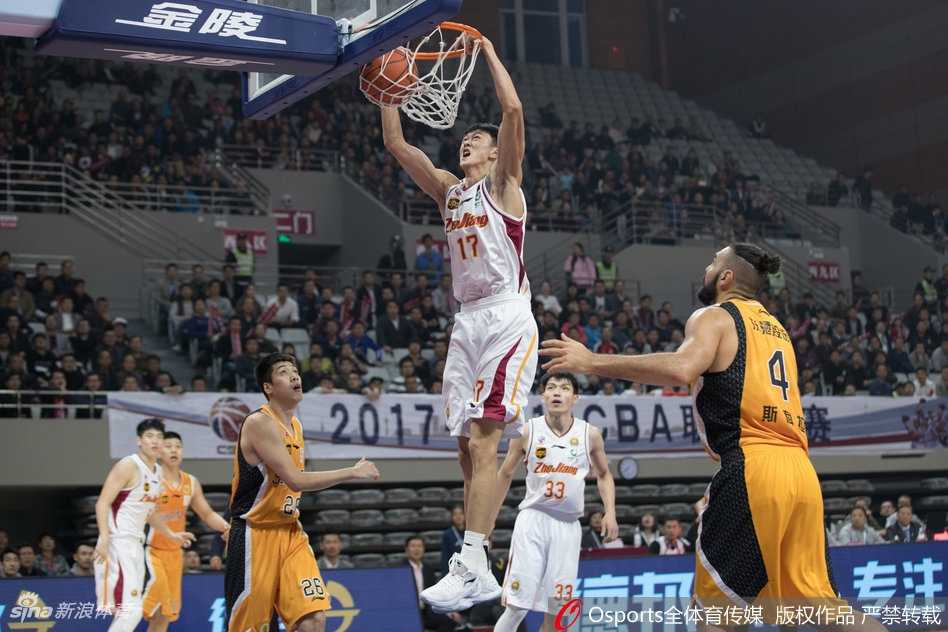 鏖战双加时?不,这是吴前与斯科拉的巅峰对轰!浙江主场险送山西五连败 “钻石”斯科拉在浙江队內线展现精湛低位技术,他背身单打,准备用一次华丽的转身晃开防守,岁月在他身上仿佛只留下了智慧。