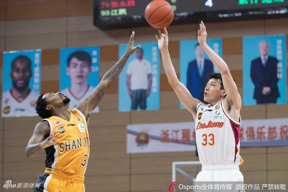 鏖战双加时?不,这是吴前与斯科拉的巅峰对轰!浙江主场险送山西五连败 威姆斯如一道白色闪电突破山西防线,在对手封盖到来前轻盈挑篮,空中姿态舒展,仿佛时间都在这一刻静止。