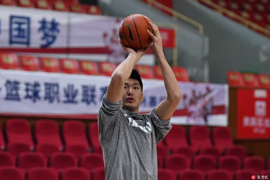 哈德森目光如隼，手中的篮球划过杭州的穹顶，划出的弧线仿佛早已瞄准了几个月后的总冠军奖杯。