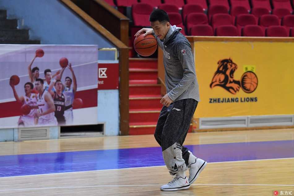 韩德君在内线卡位，庞大的身躯如同铁塔一般，守护着辽篮的禁区，也守护着全队的夺冠梦想。