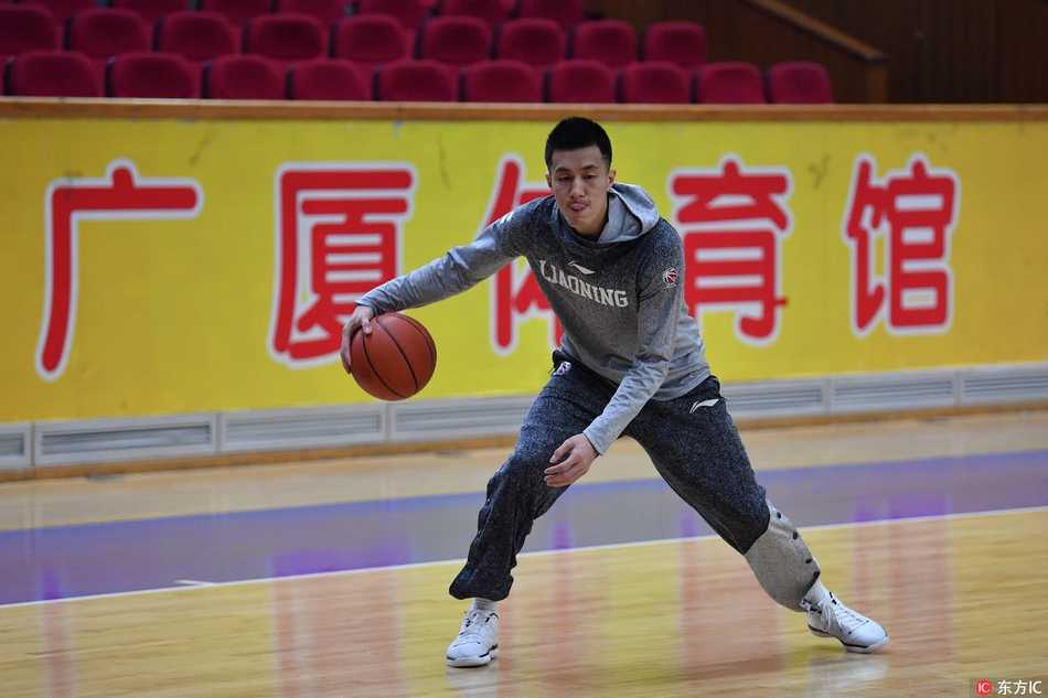 全队集结，主帅在场边指点江山，球员们手搭着手，齐声高喊，团队的意志在这一刻凝聚成一股不可战胜的力量。