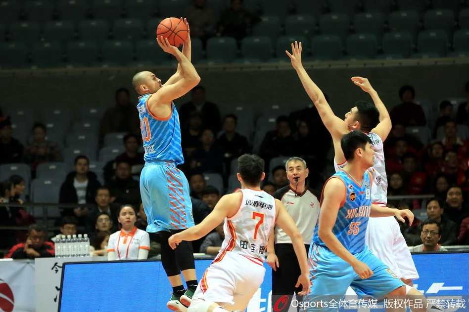铁军主场亮剑虽败犹荣,新疆末节发力攻陷宁波 八一队年轻中锋付豪在新疆内线群中强行出手,虽然面对孙桐林等人的长臂干扰,依然勇敢地将球投向篮筐。