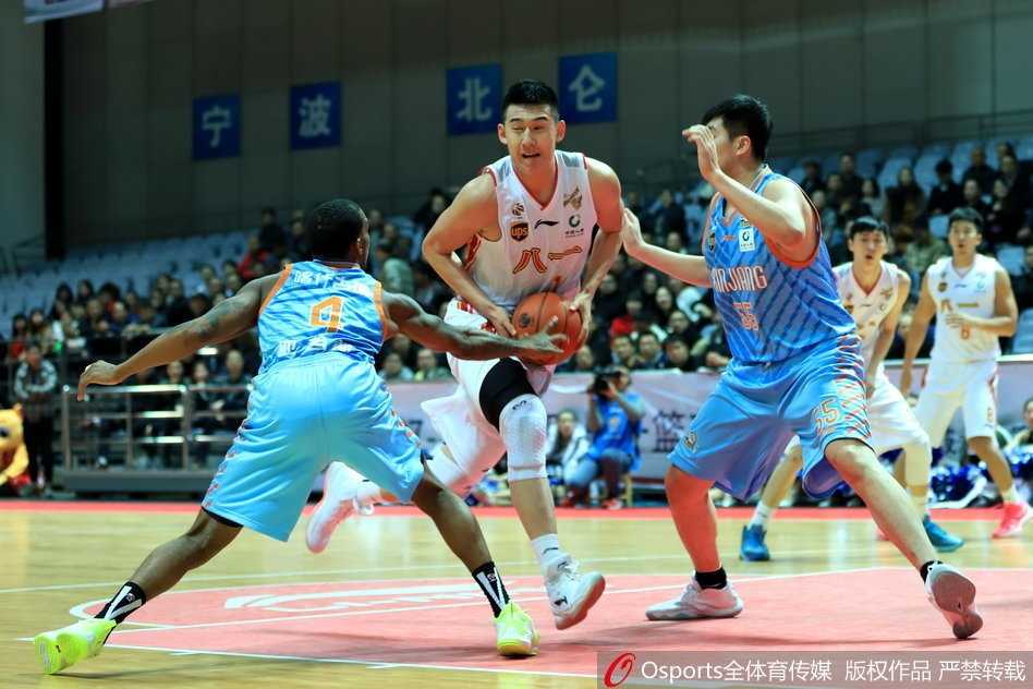 铁军主场亮剑虽败犹荣,新疆末节发力攻陷宁波 新疆队大外援利马在八一队内线高高跃起,用一记势大力沉的双手灌篮终结进攻,展现其在内线的统治力。