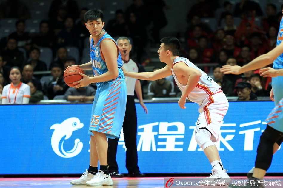 铁军主场亮剑虽败犹荣,新疆末节发力攻陷宁波 新疆队球员可兰白克在底角觅得良机,三分线外手起刀落,篮球划出一道美妙的弧线直奔篮筐。