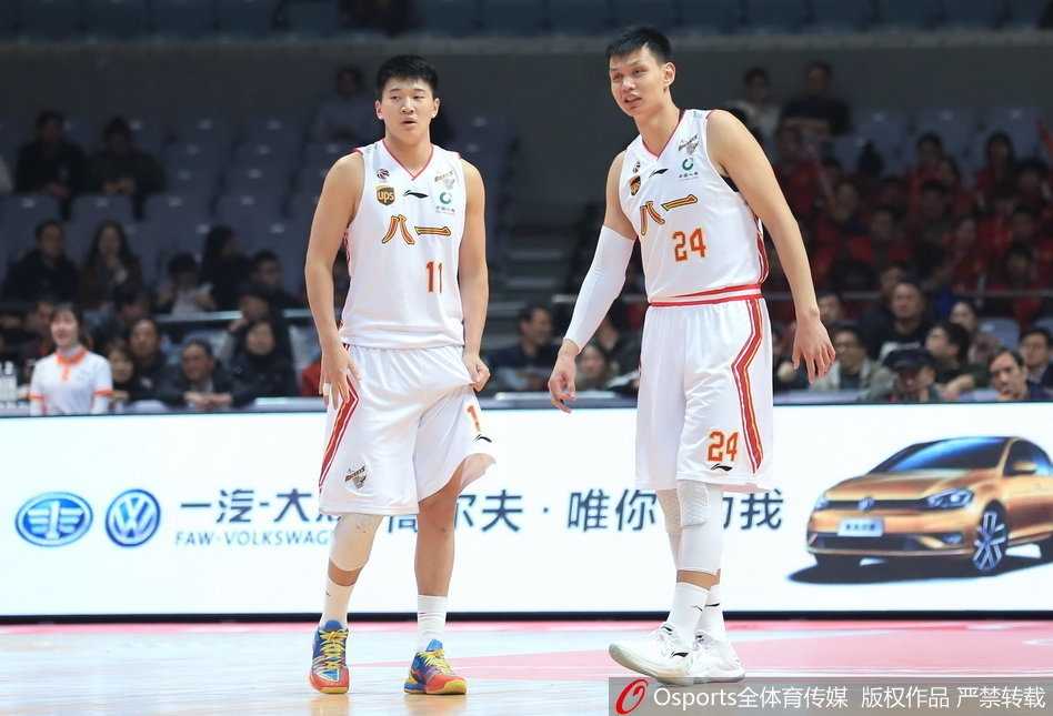 雷蒙在三分线外觅得良机，他眼神坚定，手起刀落，皮球在空中划出一道彩虹般的优美弧线，精准贯穿篮网，瞬间引爆了主场球迷的热情。