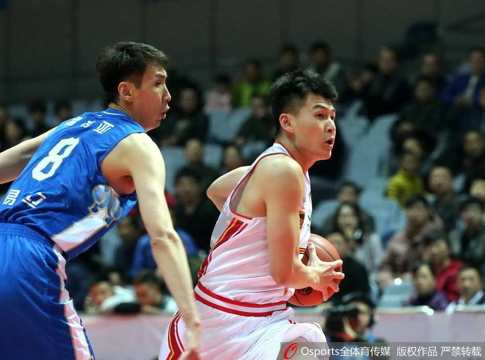 铁军主场虽败犹荣,江苏肯帝亚豪取五连胜 江苏队球员侯逸凡底角三分命中后,握拳怒吼,与队友撞胸庆祝,现场的气氛瞬间被点燃。