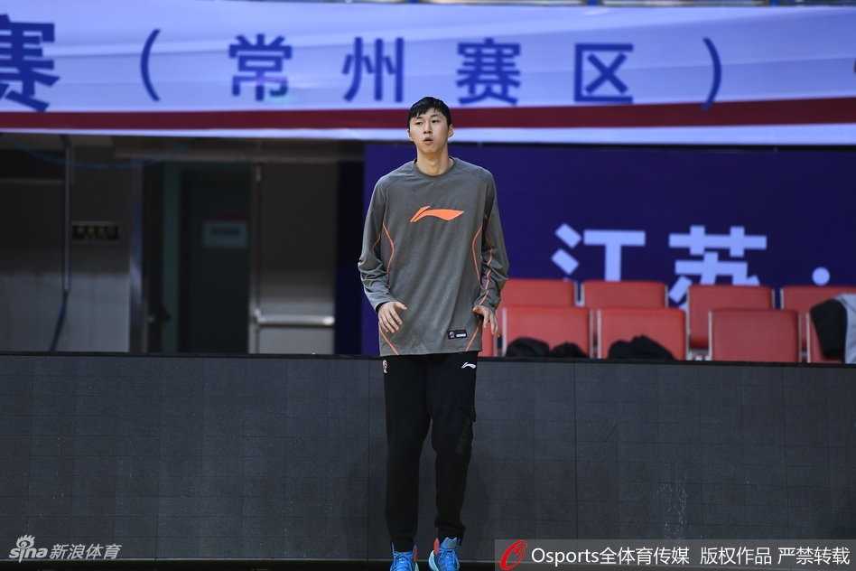 阿的江指导将队员聚拢在身边，他一边比划着战术手势，一边神情严肃地进行面授机宜，团队凝聚力的气息扑面而来。