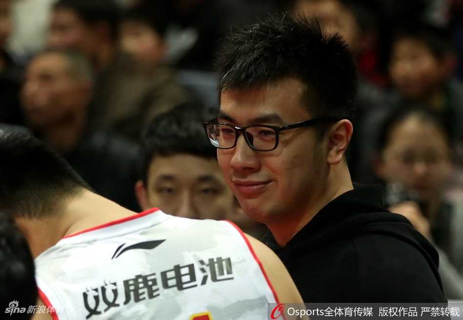 铁军在等待,邹雨宸伤后归来现场观战 邹雨宸在场边与队友击掌致意