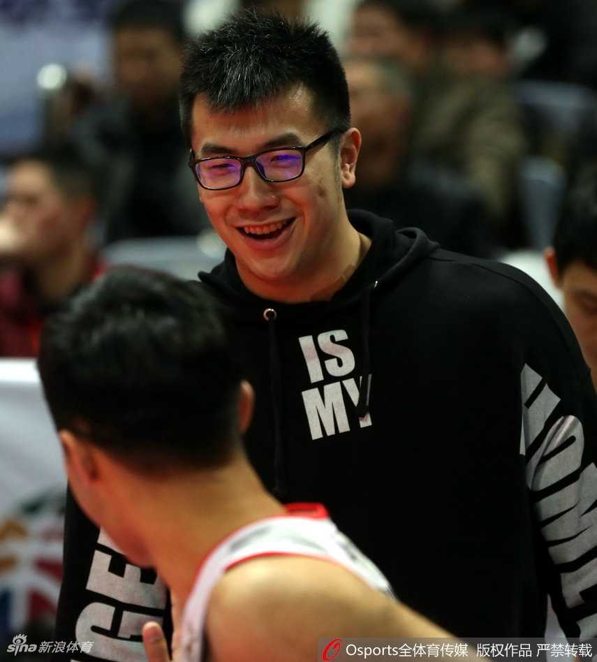 铁军在等待,邹雨宸伤后归来现场观战 邹雨宸双手撑膝俯身望向球场