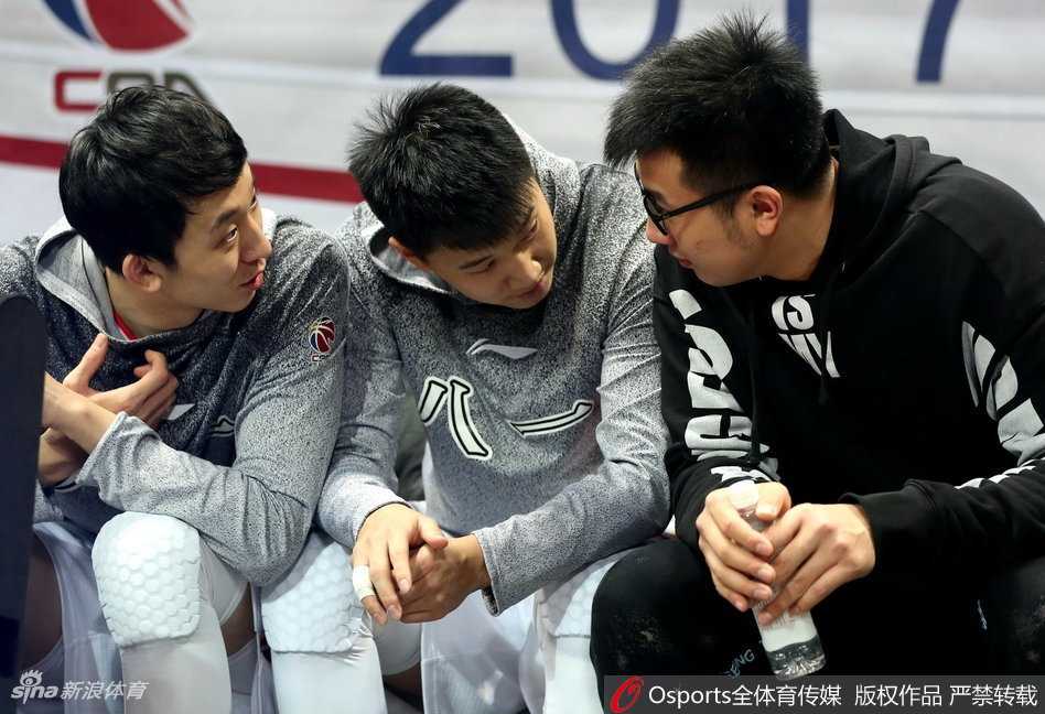 铁军在等待,邹雨宸伤后归来现场观战 邹雨宸抿嘴低头神情落寞