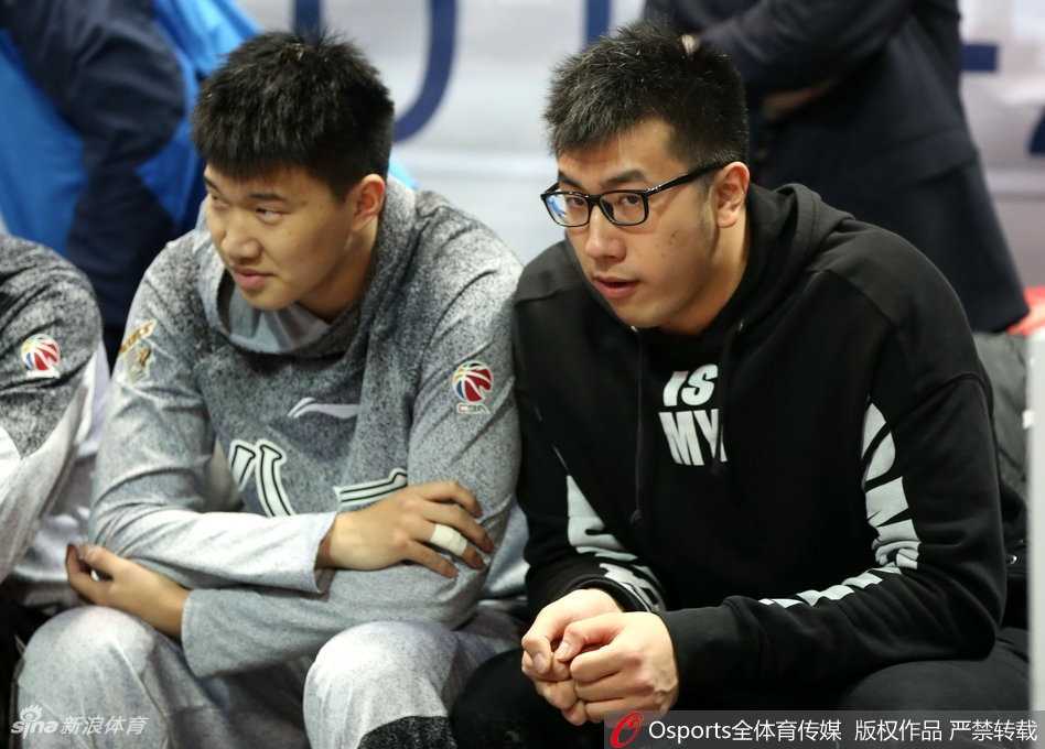 铁军在等待,邹雨宸伤后归来现场观战 邹雨宸面带微笑眼神温暖