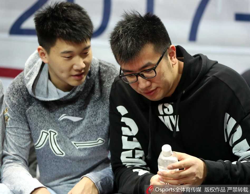 铁军在等待,邹雨宸伤后归来现场观战 邹雨宸现身场边目光专注