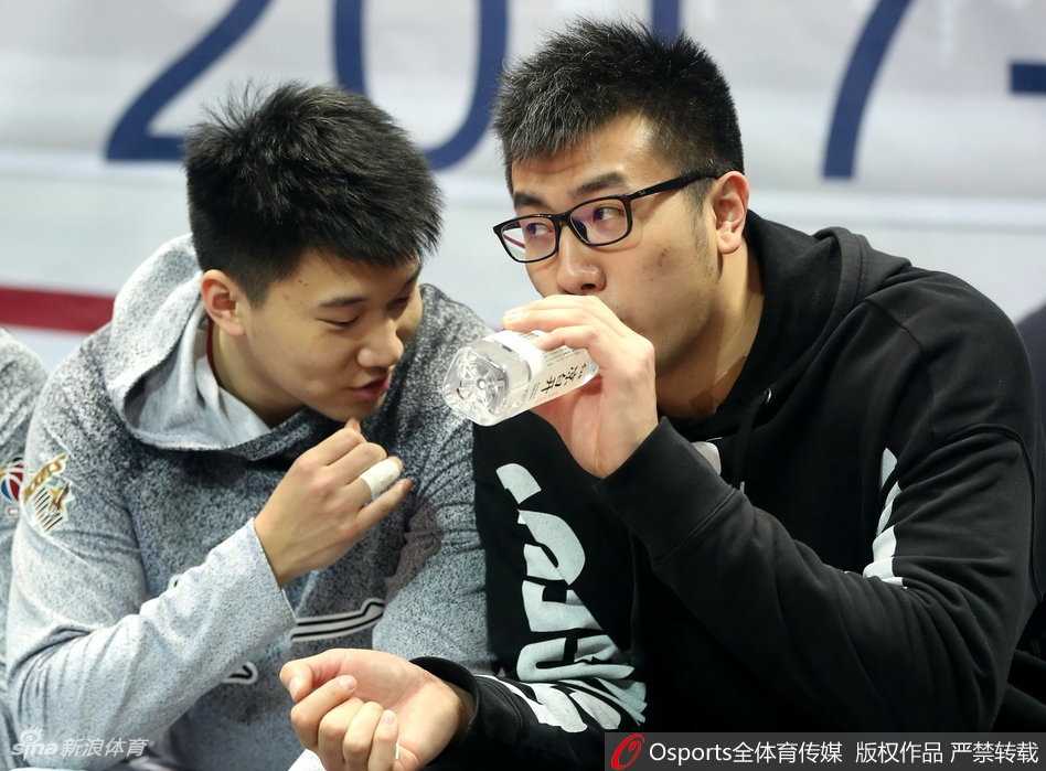 铁军在等待,邹雨宸伤后归来现场观战 邹雨宸在场边神情严肃若有所思