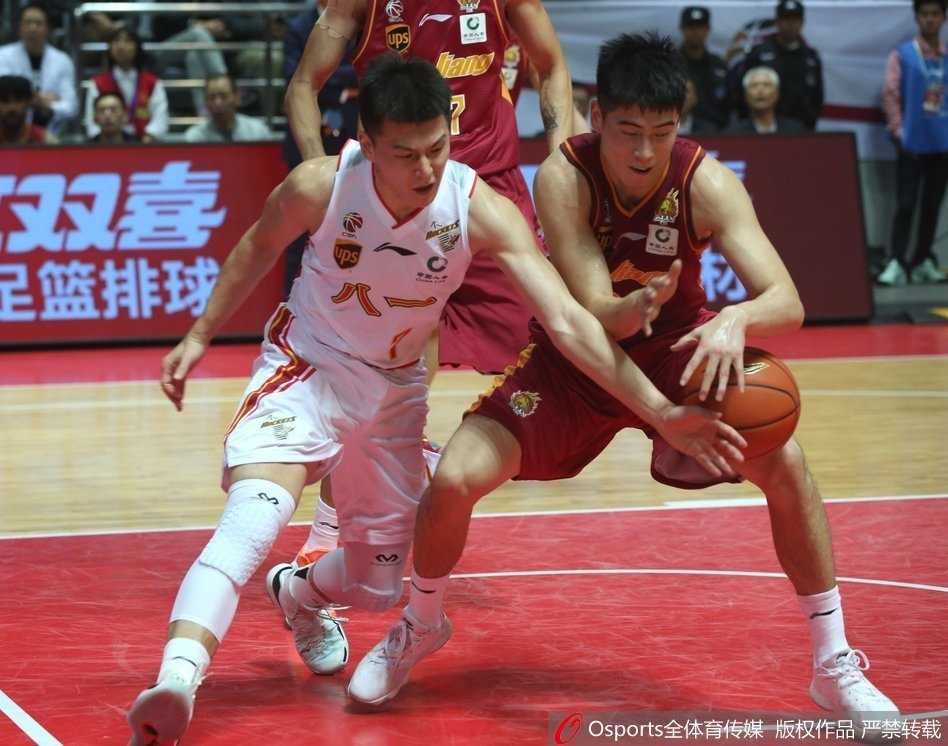 铁军憾负浙江,新星吴前闪耀揭幕战 浙江外援斯托克斯在八一内线群中强行起跳,双手将球砸进篮筐,展现出惊人的力量和统治力。