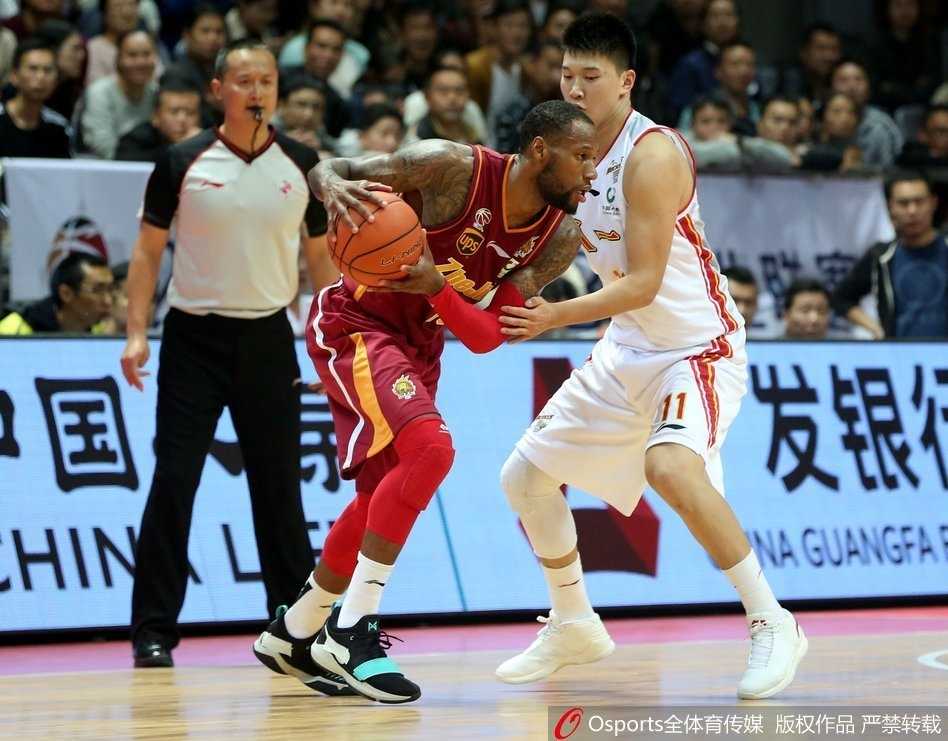 铁军憾负浙江,新星吴前闪耀揭幕战 终场哨响,浙江队球员们激动地围在一起,庆祝这场来之不易的客场胜利,吴前被队友紧紧拥抱,脸上洋溢着笑容。