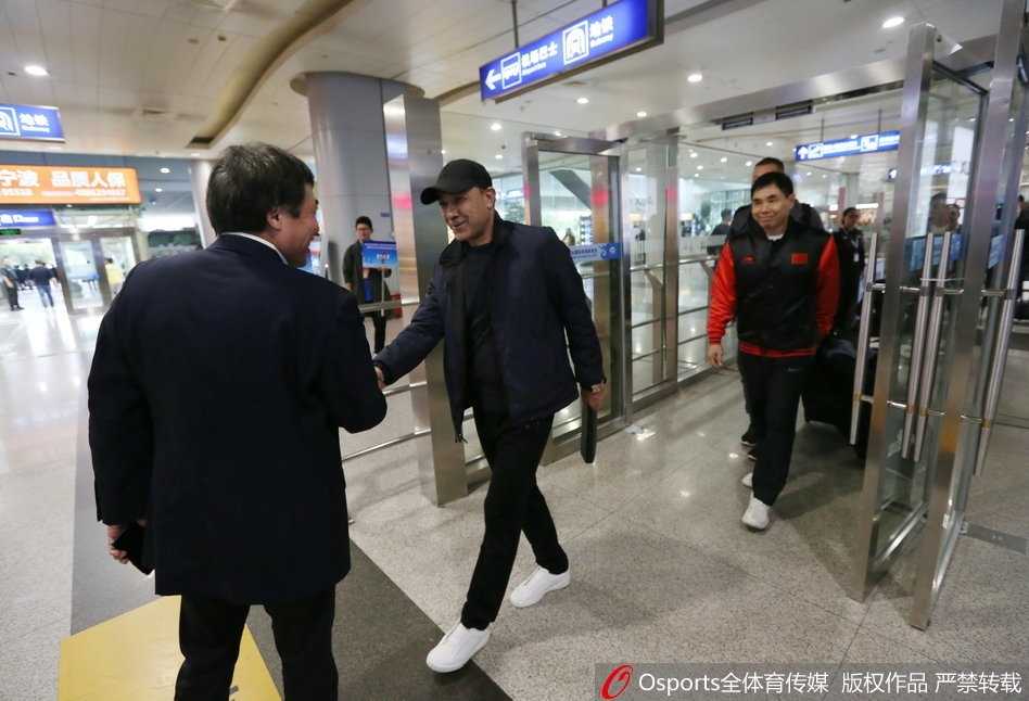 铁军新程:八一男篮抵宁波备战,青春风暴蓄势待发 八一男篮的大巴车刚停稳,球员们提着行李有序走下,走在最前面的球员目光坚定,仿佛预示着新赛季即便荆棘满途,他们也将义无反顾。