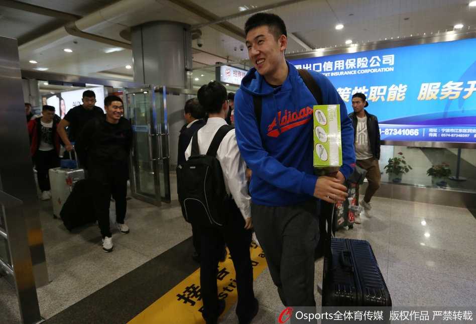 铁军新程:八一男篮抵宁波备战,青春风暴蓄势待发 在酒店大堂,主教练阿的江面色从容地接受着工作人员的问候,他身后是来来往往搬运着行李的队员,一幅大战前夕的宁静画卷正在北仑展开。