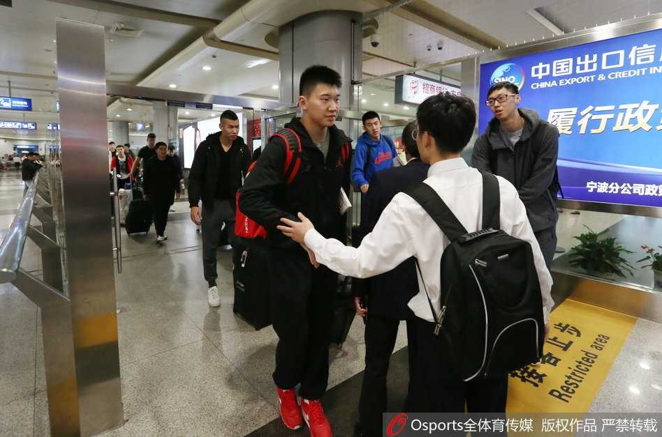 铁军新程:八一男篮抵宁波备战,青春风暴蓄势待发 德勒黑双手捧着球迷献上的鲜花,微微俯身低头轻嗅花香,眉眼间原本的凌厉被此刻的温柔所替代,仿佛感受到了第二故乡的温暖。