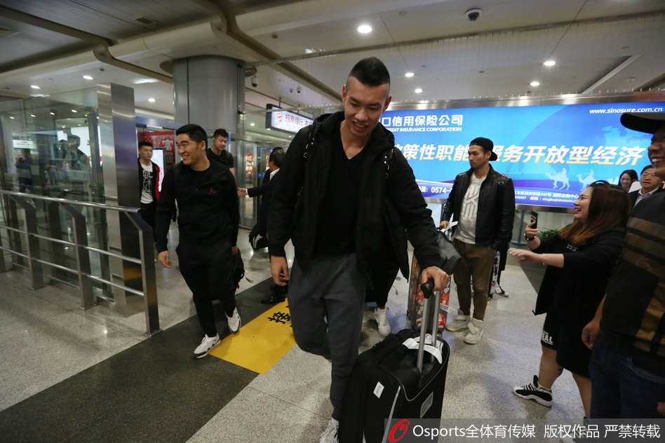 铁军新程:八一男篮抵宁波备战,青春风暴蓄势待发 酒会现场,年轻队员们身着便装围坐一桌,付豪正侧耳倾听队友说笑,眼神清澈而专注,青春的活力与团队的和谐在这一刻完美定格。