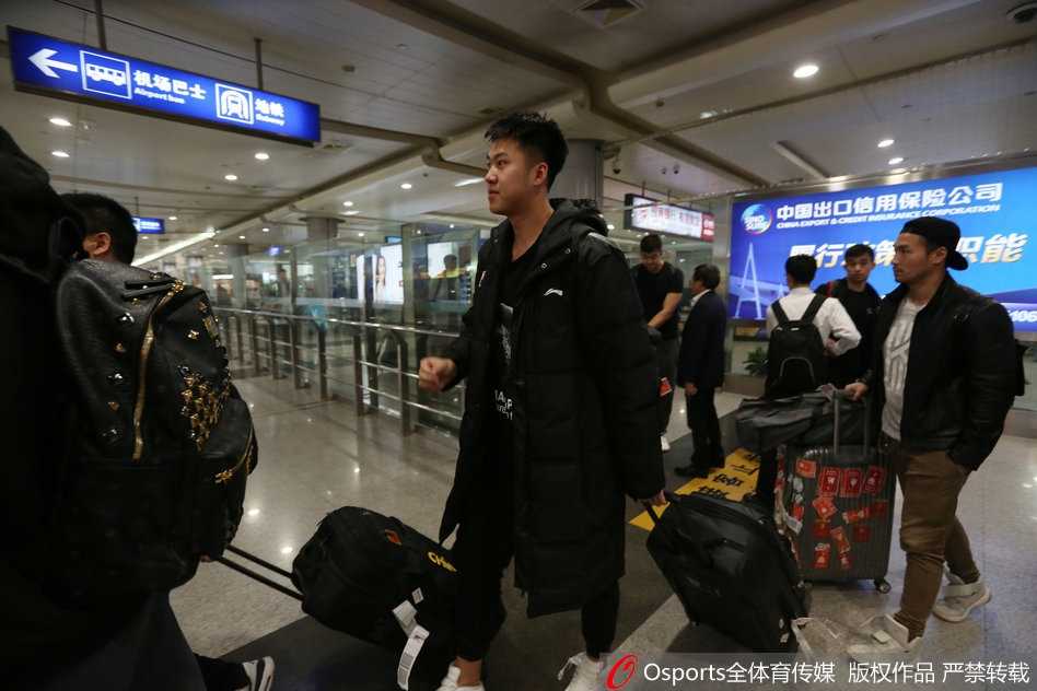 铁军新程:八一男篮抵宁波备战,青春风暴蓄势待发 训练场上,雷蒙正在进行拉伸,他咬紧牙关,额头渗出细密的汗珠,柔和的顶灯给他硬朗的轮廓镀上了一层金色的光芒。