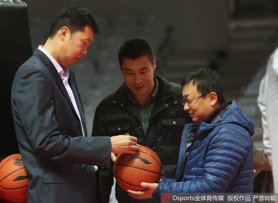 铁军游子归家暖:八一旧将王磊与昔日战友深情相拥 王磊看着熟悉的八一青年队队友,脸上洋溢着抑制不住的笑容。他伸出手似乎想要拍拍对方,尽管身上穿着的是山西汾酒的训练服,但那份对年轻球员的关爱,仿佛他从未离开过这个大家庭。