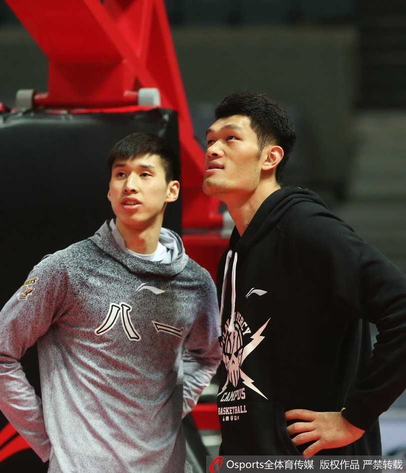铁军游子归家暖:八一旧将王磊与昔日战友深情相拥 王磊与八一球员田宇翔头部轻触,进行了一次男人间的撞肩礼。这个瞬间充满了力量与温情,无需过多言语,肢体语言已经传递了所有关于信任与尊重的信号。