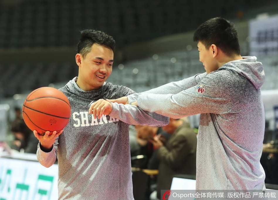 铁军游子归家暖:八一旧将王磊与昔日战友深情相拥 面对曾经的八一青年队队友张博,王磊露出调皮的神情,两人在球员通道附近聊得热火朝天,王磊用手指着张博,仿佛在调侃着什么,兄弟情谊在这一刻溢于言表。