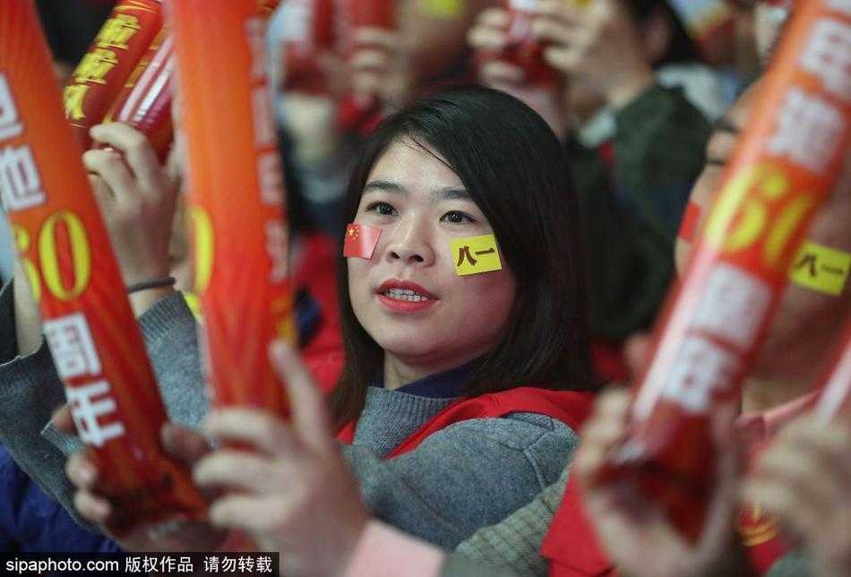 看到八一队打出精彩配合，这位戴眼镜的温婉女球迷兴奋地振臂高呼，脸上的笑容比球馆的灯光还要灿烂，完全沉浸在比赛节奏中。