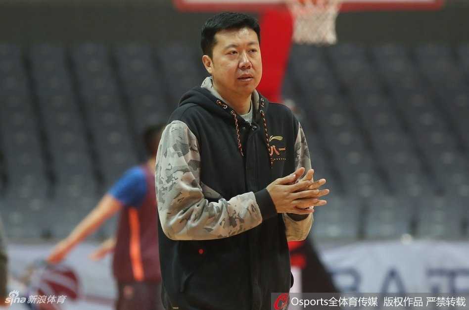 铁军铸魂,虽败犹荣:回望八一男篮的荣耀与坚守 面对新疆队高大的内线球员,八一队员毫无惧色地跃起封盖,指尖几乎触碰到篮球的轨迹,以弱敌强的瞬间凝聚着永不退缩的防守信念。