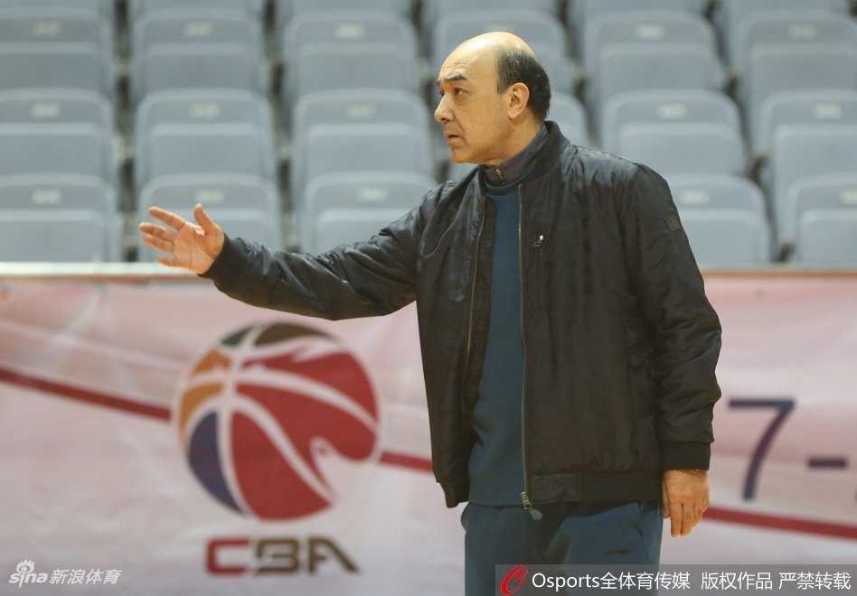 铁军铸魂,虽败犹荣:回望八一男篮的荣耀与坚守 汗水顺着年轻队员的脸颊滑落,在灯光下闪烁着晶莹的光,他的喘息急促而沉重,但目光始终凝视着远方,那里有属于八一队的下一个战场和永恒的荣耀。