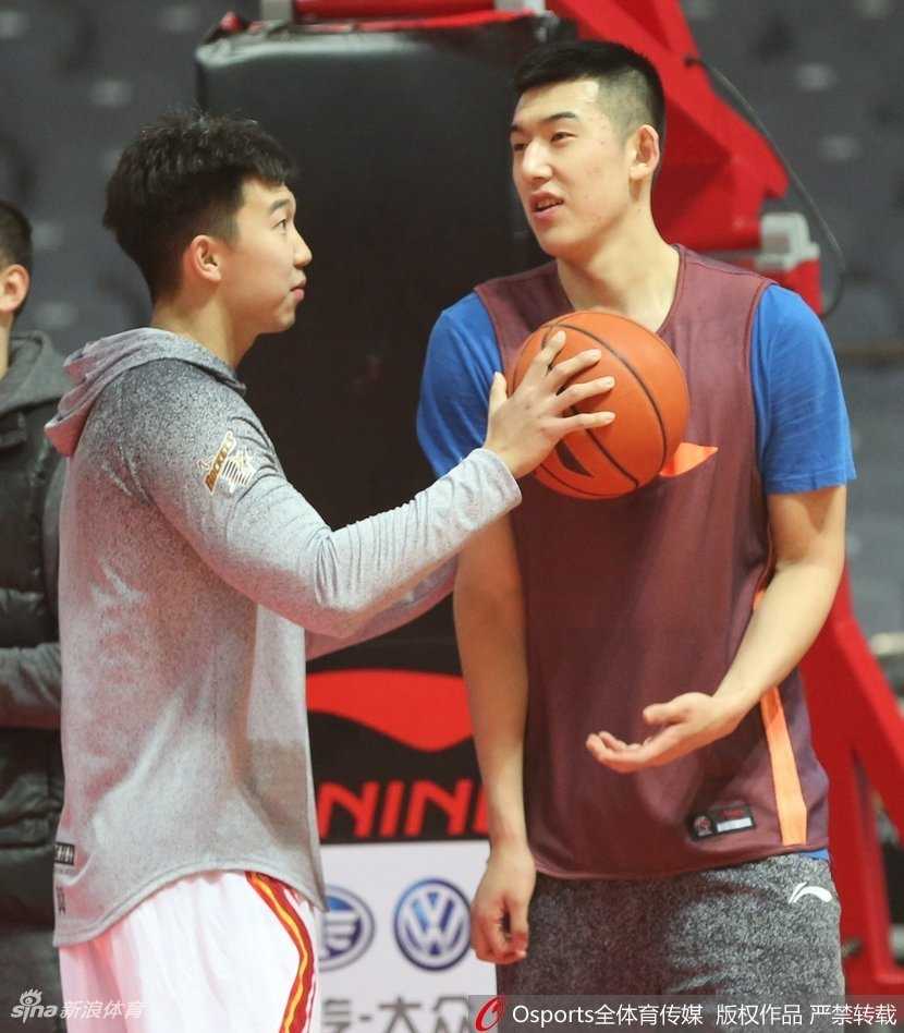 铁军铸魂,虽败犹荣:回望八一男篮的荣耀与坚守 年轻的付豪在篮下卡位要球,肌肉线条在球衣下若隐若现,稚嫩的脸庞上写满了与年龄不相符的果敢,这位中国篮球的未来之星,正努力在职业赛场上扛起前辈们传递下来的大旗。