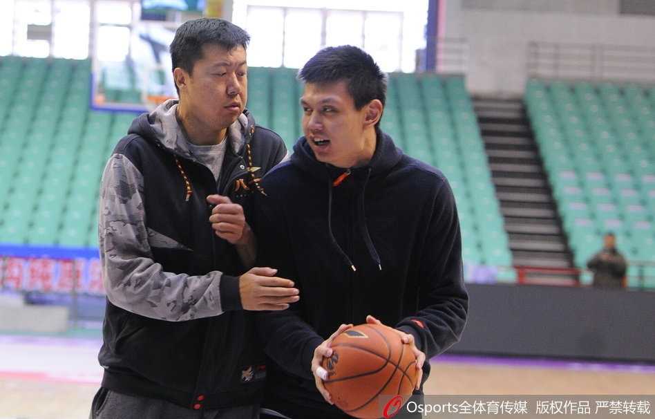 铁帅王治郅亲掌帅印 打磨八一队年轻内线 王治郅身先士卒,在训练中亲自为内线队员示范背身单打的脚步动作,眼神专注而严厉。