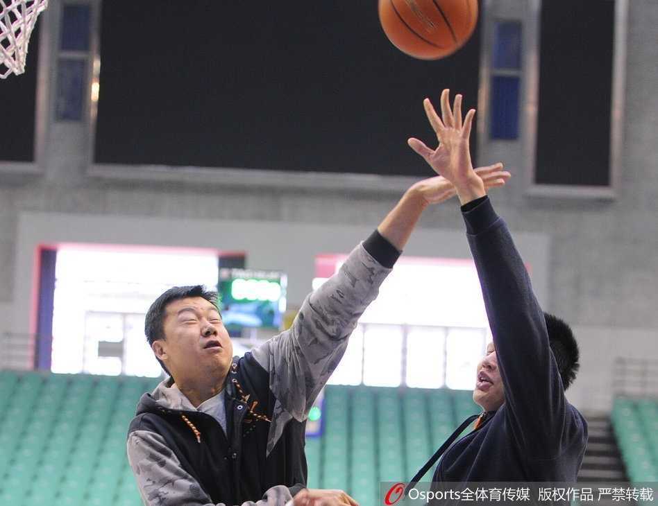 铁帅王治郅亲掌帅印 打磨八一队年轻内线 王治郅在场上伸出一根手指,向年轻球员面授机宜,强调防守中协同一致的重要性,球员们认真聆听。