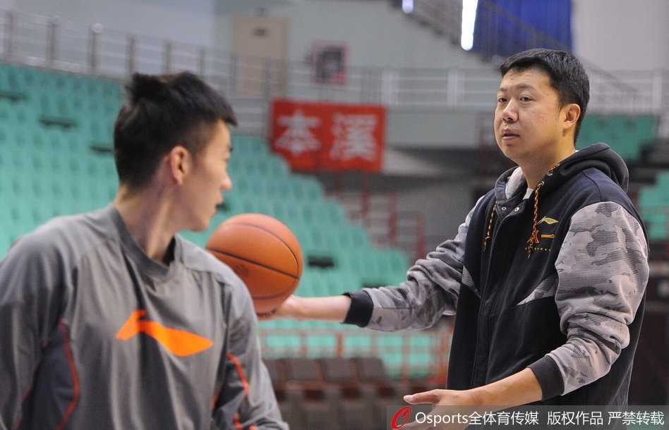 铁帅王治郅亲掌帅印 打磨八一队年轻内线 在一对一指导环节,王治郅弯腰屈膝,双手张开做出标准防守姿态,亲自领防,以身作则展示防守强度。