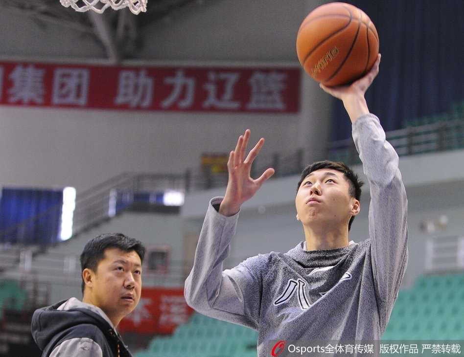 铁帅王治郅亲掌帅印 打磨八一队年轻内线 训练结束后,王治郅双手叉腰,站立在场边注视着弟子们,背景是空旷的球馆,画面充满传承的意味。