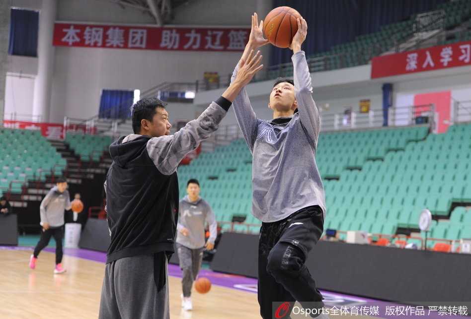 铁帅王治郅亲掌帅印 打磨八一队年轻内线 训练中王治郅情绪投入,面对球员的防守动作,他眉头微皱,立即进行纠正,确保每一个细节都执行到位。