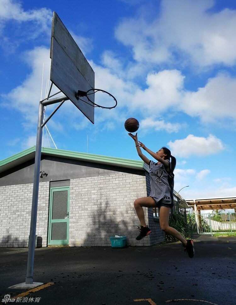 铁杆刺蜜的盛夏记忆:篮球、收藏与那场经典的西部半决赛 一双经典的银黑配色马刺主题定制球鞋,鞋面细节精致,旁边随意地摆放着几件叠好的马刺复古球衣,透露出主人对球队的深厚感情。