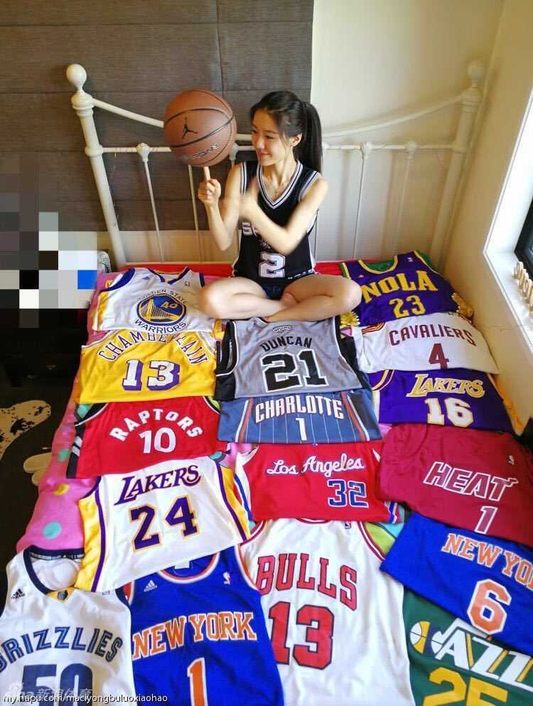 铁杆刺蜜的盛夏记忆:篮球、收藏与那场经典的西部半决赛 夕阳西下,几个球友的影子被拉长在水泥球场上,他们勾肩搭背,手里拿着篮球,背景是斑驳的篮筐,画面充满了友谊和岁月的痕迹。