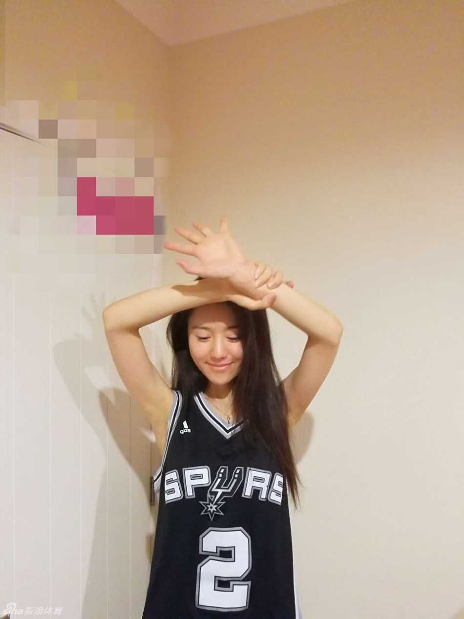 铁杆刺蜜的盛夏记忆:篮球、收藏与那场经典的西部半决赛 一位阳光的马刺女球迷在球场上轻松上篮,身姿矫健,马尾随风飘扬,笑容里满是对篮球最纯粹的热爱。