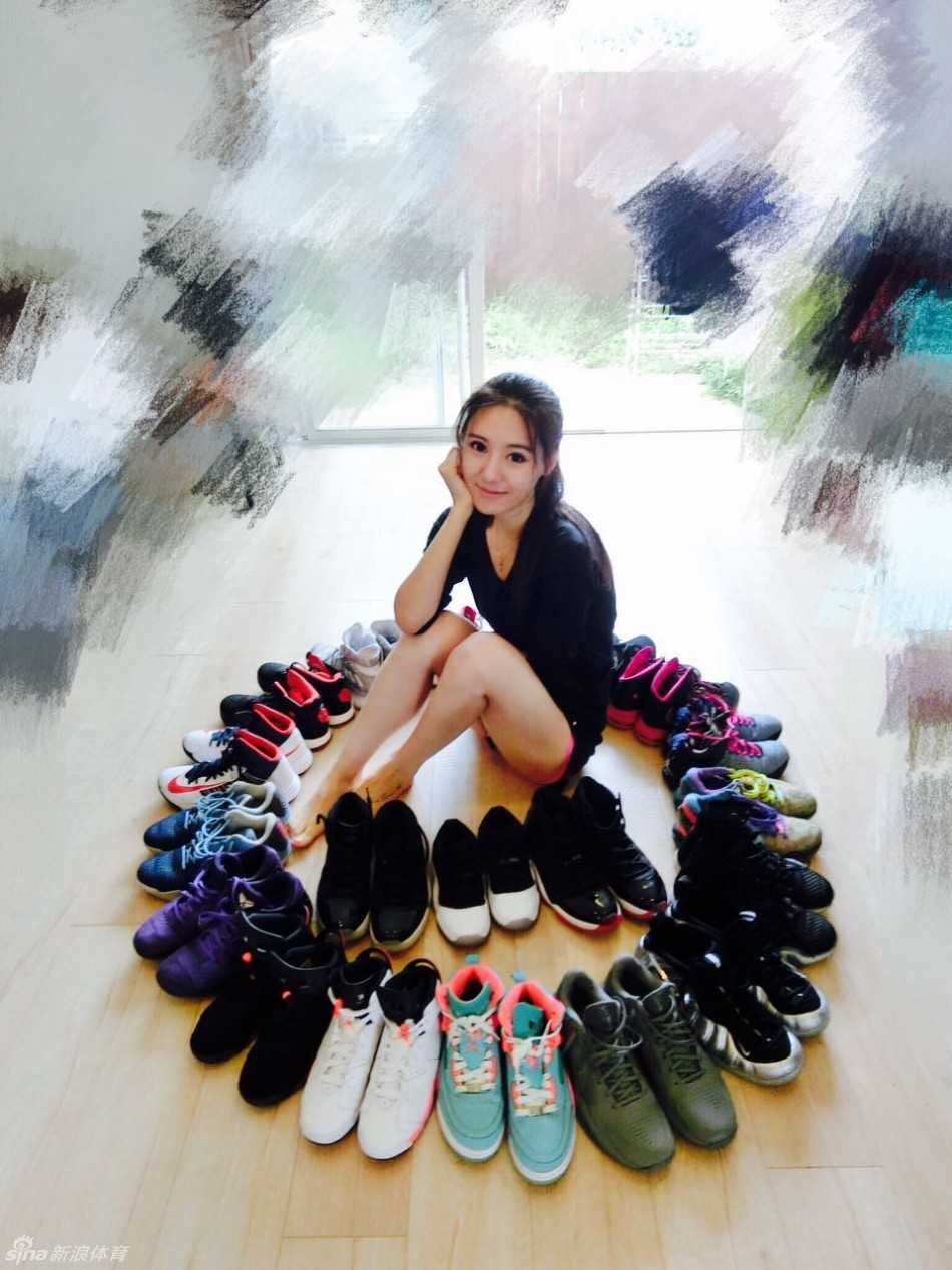 铁杆刺蜜的盛夏记忆:篮球、收藏与那场经典的西部半决赛 训练结束后,这位马刺女球迷坐在泳池边,双脚浸在清凉的池水中,展现出青春活力的同时也透着运动后的轻松惬意。