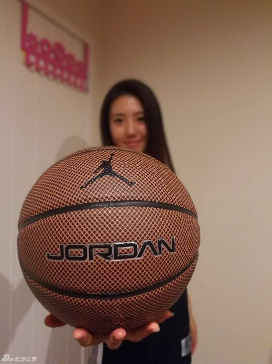 铁杆刺蜜的盛夏记忆:篮球、收藏与那场经典的西部半决赛 一位穿着复古马刺球衣的年轻球迷,坐在沙发上看电视直播,神情专注而紧张,茶几上摆满了零食和一瓶啤酒,仿佛身临其境。